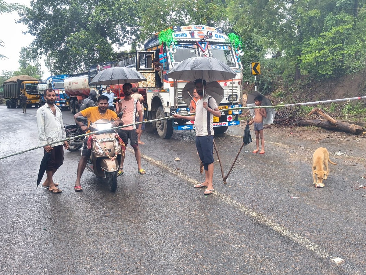 बढ़ते पानी को देखते हुए बांस तिरछा करके लोगों की आवाजाही रोकी गई।