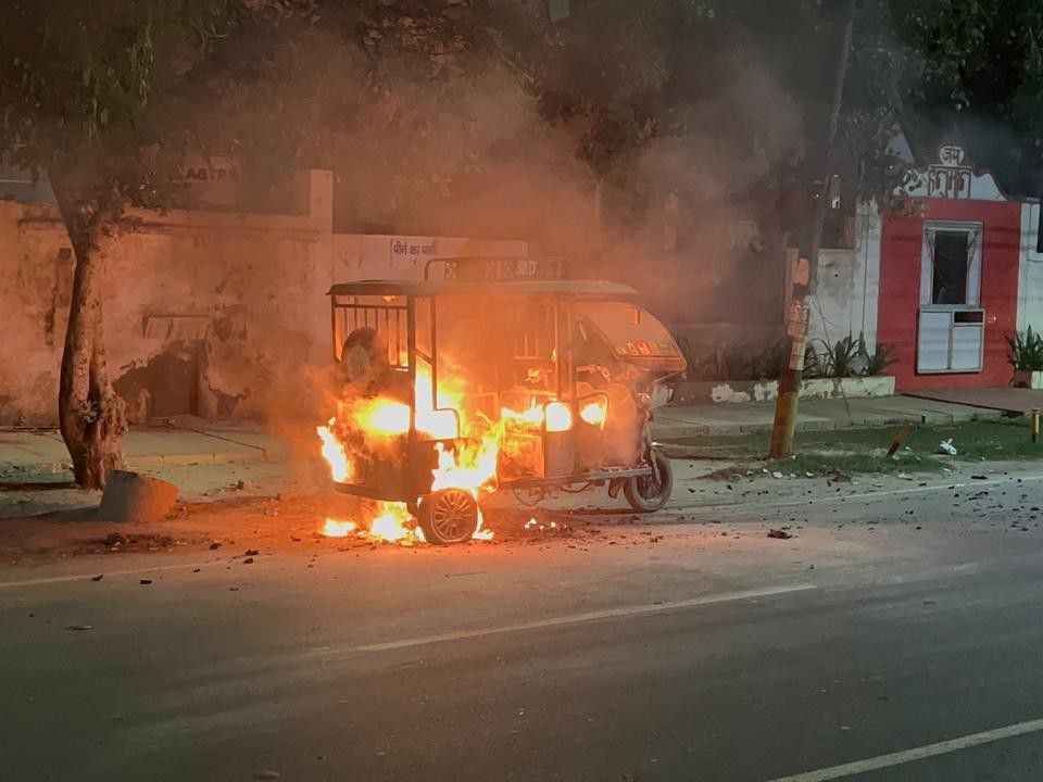 Fire Rickshaw E-rickshaw suddenly caught fire in Ghaziabad