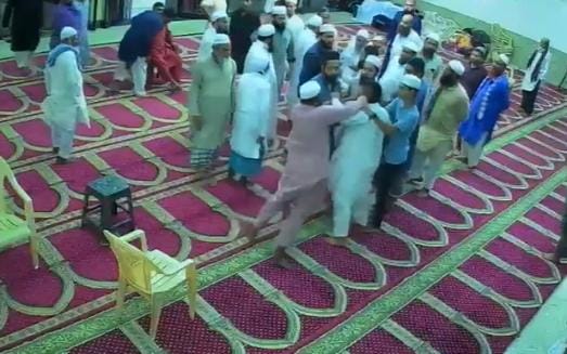 कोरबा जिले में शनिवार रात जामा मस्जिद में 2 पक्षों में मारपीट हुई है।