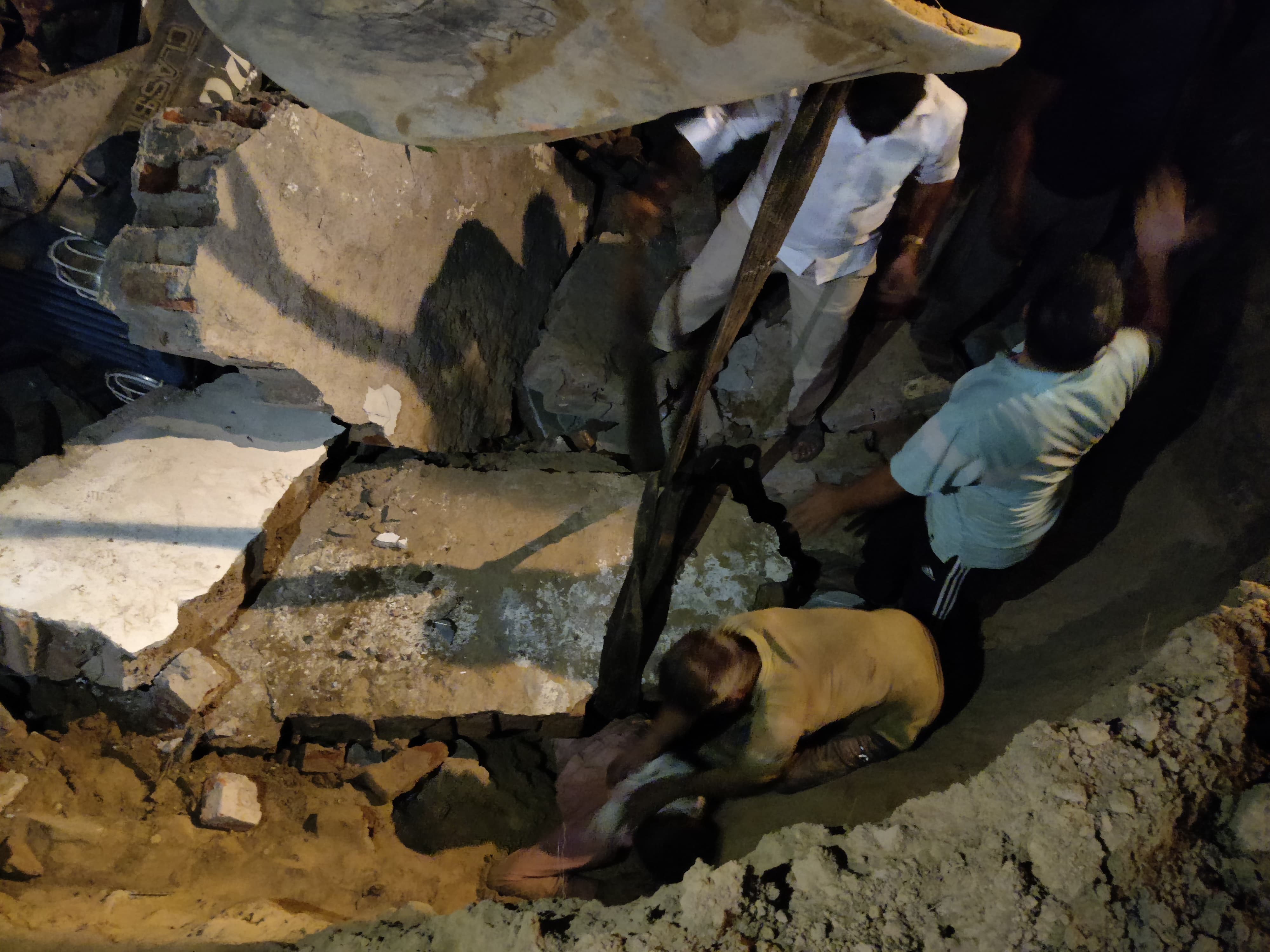 गुरुग्राम के बसई में दीवार के मलबे में दबे व्यक्ति को निकालते रेस्क्यू टीम के सदस्य।