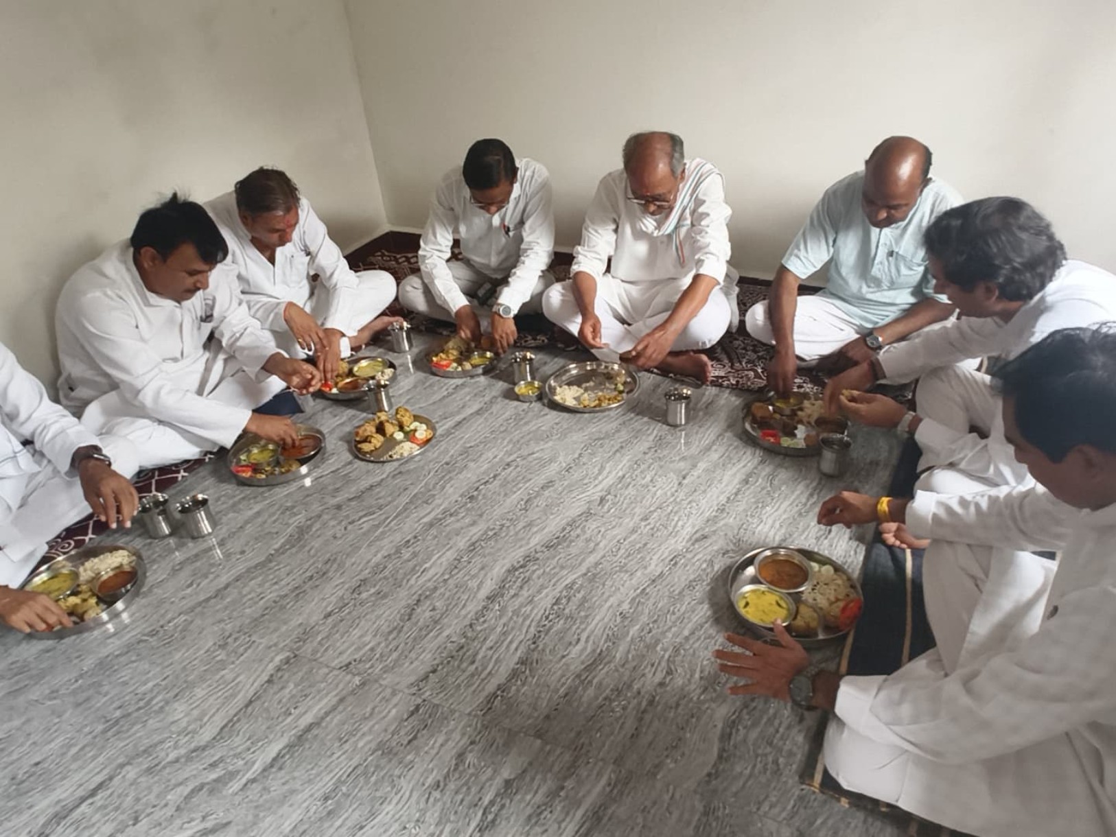 ओमप्रकाश जाटव के घर सामूहिक भोजन में शामिल हुए।