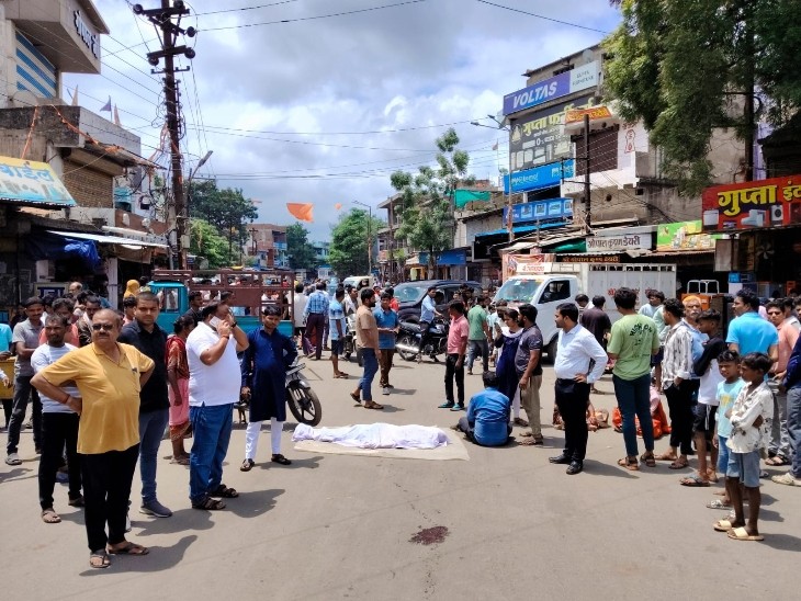 शव सड़क पर रखकर चक्काजाम।