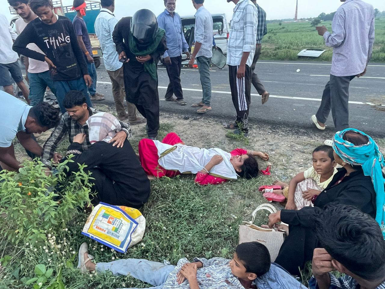 घटनास्थल पर मौजूद घायल। - Dainik Bhaskar