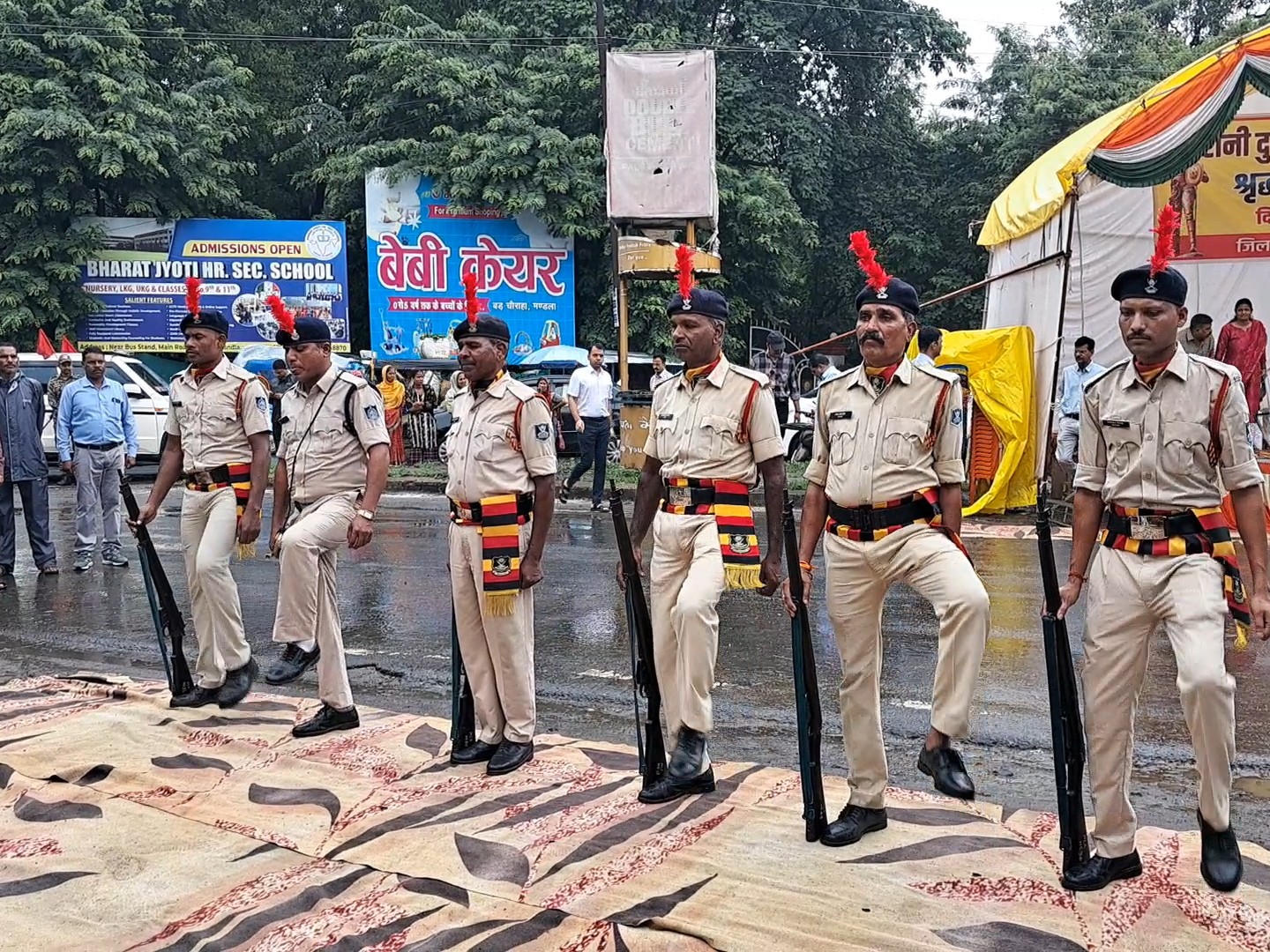 स्मारक पर दिया गार्ड ऑफ ऑनर।