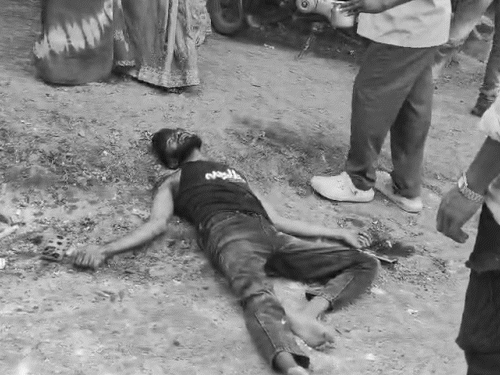 घायल भूपेंद्र को लोगों ने पानी पिलाया।