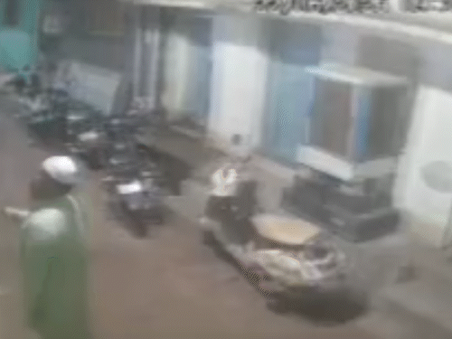 कोरबा में मस्जिद के बाहर भी हुई मारपीट। वारदात CCTV कैमरे में कैद हुई है, जिसमें 2 लोग एक व्यक्ति को खींचकर पीट रहे हैं।