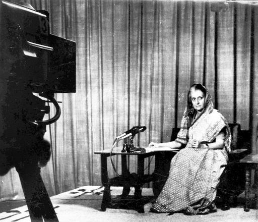 इमरजेंसी की घोषणा करती हुईं इंदिरा गांधी।