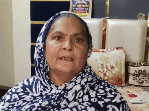 मामले की जानकारी देती हुई एनआरआई की मां और घर का मालिक।