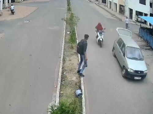 कार के आगे-पीछे एक युवती भी जा रही है, जिससे शक है कि कहीं मेरठ जैसे वारदात तो तो अंजाम नहीं दिया गया है।