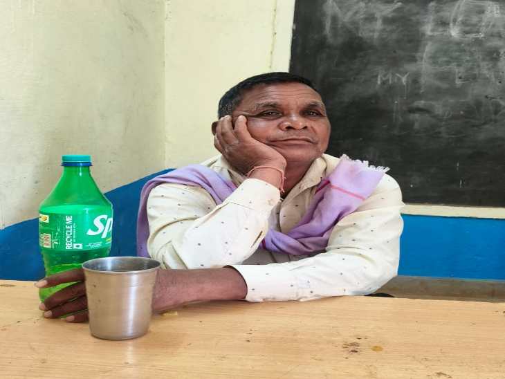 प्रधान पाठक ने स्प्राइट की बोतल में शराब भर लाया, फिर क्लास में गिलास लेकर शराब पीने बैठ गया।