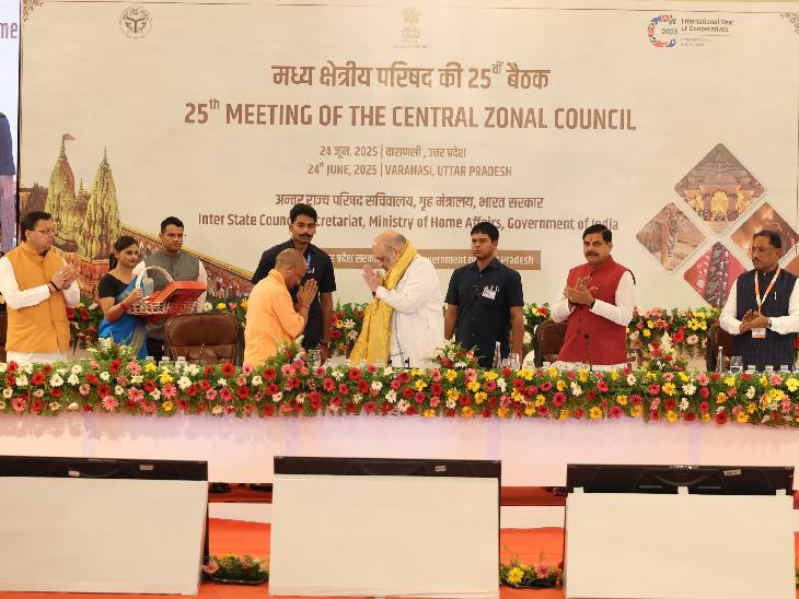 सीएम योगी ने गृहमंत्री अमित शाह को अंगवस्त्र भेंट कर स्वागत किया।