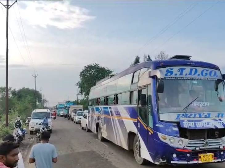 सड़क पर खड़ी कार में आग लग जाने के कारण जाम भी लग गया।