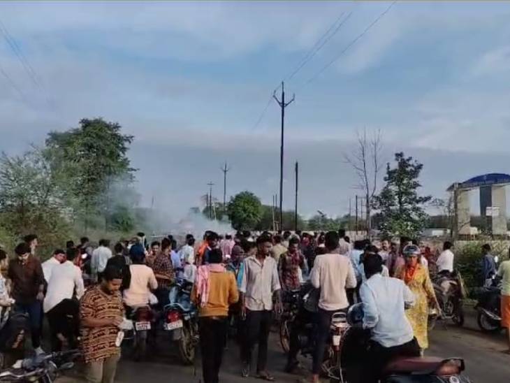 ग्रामीणों ने कार में लगी आग को बुझाने की कोशिश भी की।