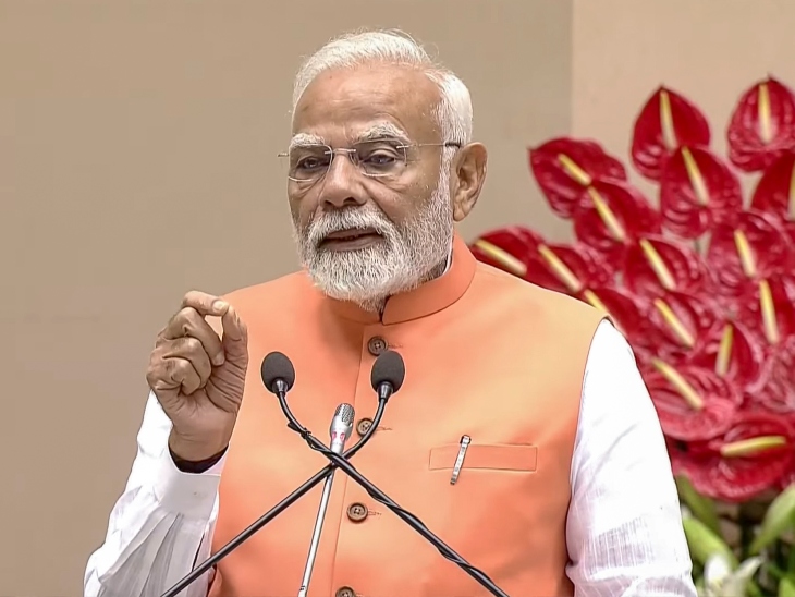 पीएम ने कहा कि आज भी जब मैं पीड़ितों और वंचितों के लिए कोई बड़ा निर्णय लेता हूं, तो गुरुदेव को याद करता हूं।