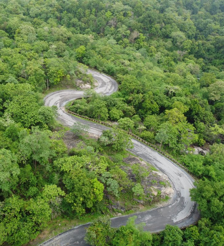 घने जंगलों वाली झीरम घाटी सुकमा से करीब 150 किमी दूर है। यहां जंगल इतने घने हैं कि नक्सलियों का मूवमेंट समझ नहीं आया।