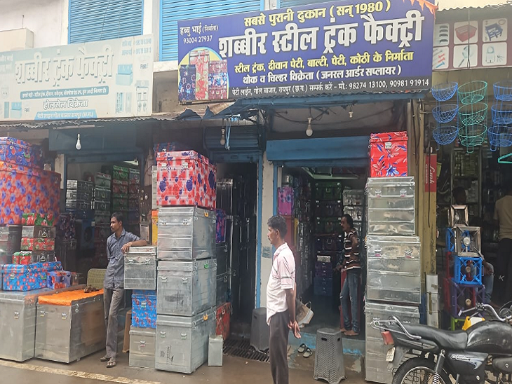 गोलबाजार इलाके में पति-पत्नी ने इसी दुकान से पेटी खरीदी थी।