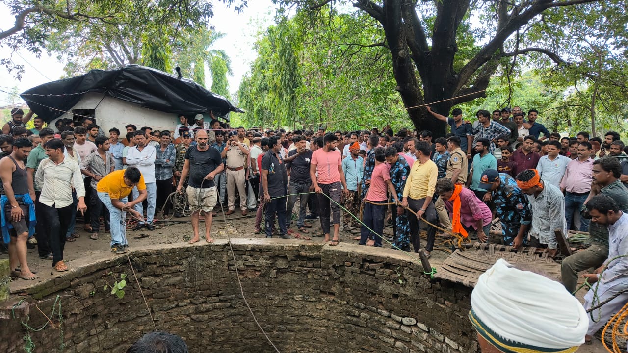 একটি গ্রামের বাসিন্দারা একটি সোয়াফ দলের সাথে একটি সঞ্চয় কাজে যোগ দিয়েছিল। একটি দড়ির সাহায্যে লোকদের বরখাস্ত করা হয়েছিল।