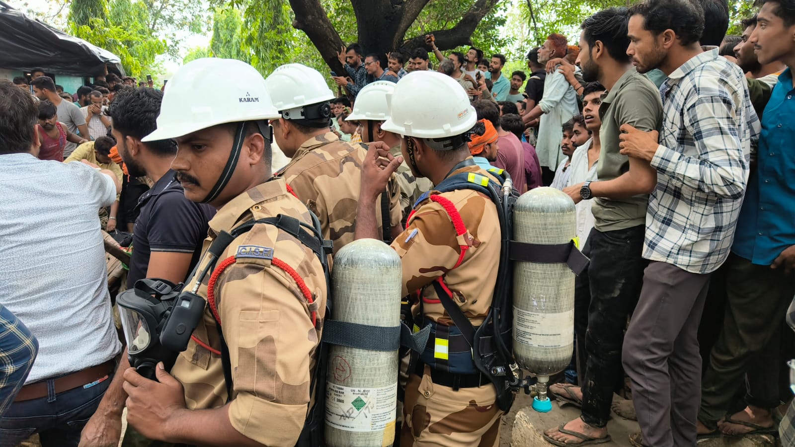 সদস্যপদ সদস্যরা সিল্কের সাথে কূপটিতে পৌঁছেছেন।