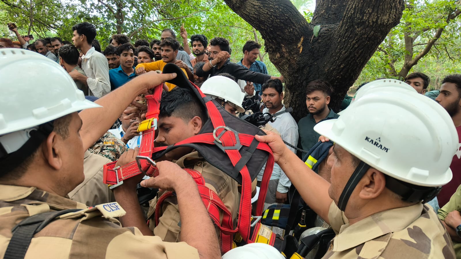 সেভার গ্রুপটি একটি কূপ থেকে শুরু করে একে অপরকে খুলে ফেলল।