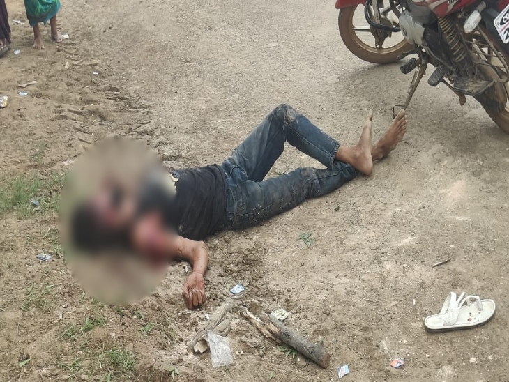 घायल भूपेंद्र कई समय तक सड़क पर घायल पड़ा रहा।