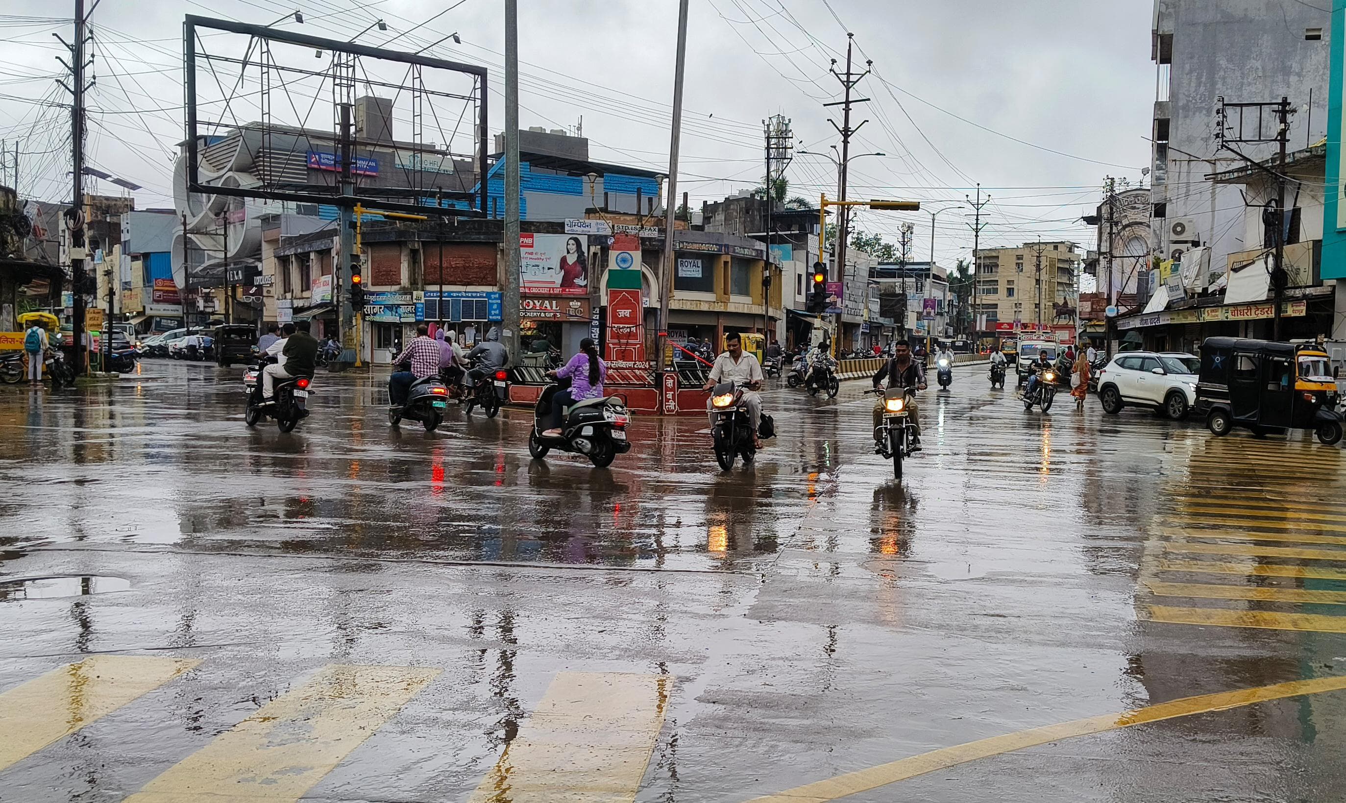 दोपहर बाद हुई रुक-रूक कर बारिश ने सड़कों को गिला कर दिया।