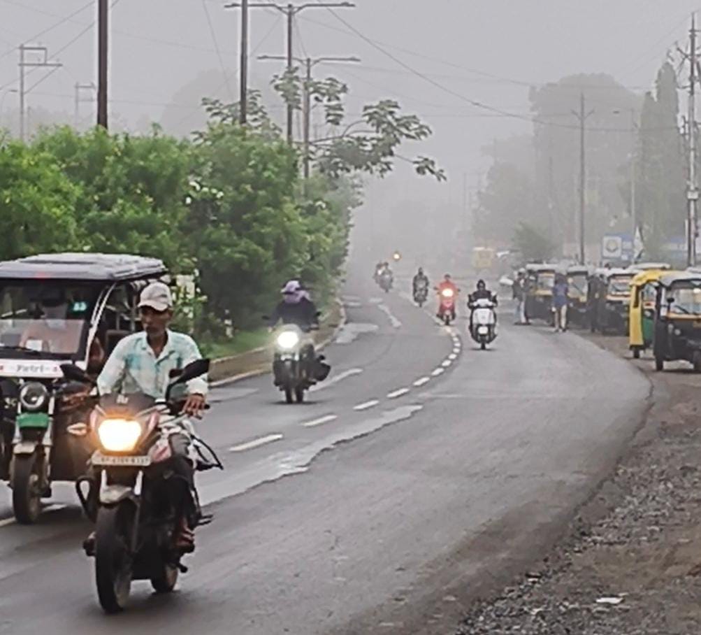 रतलाम शहर में सुबह हल्की फुहारों कीधुंध छाई।