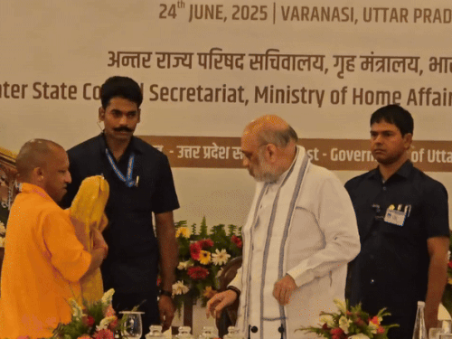 सीएम योगी ने गृहमंत्री अमित शाह को शॉल भेंट कर स्वागत किया।