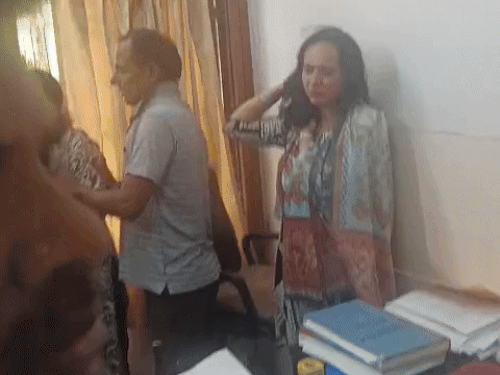 दौराला के गन्ना समिति दफ्तर में जमकर मारपीट हुई। पत्नी ने अपने पति और उसकी प्रेमिका को जमकर पीटा।