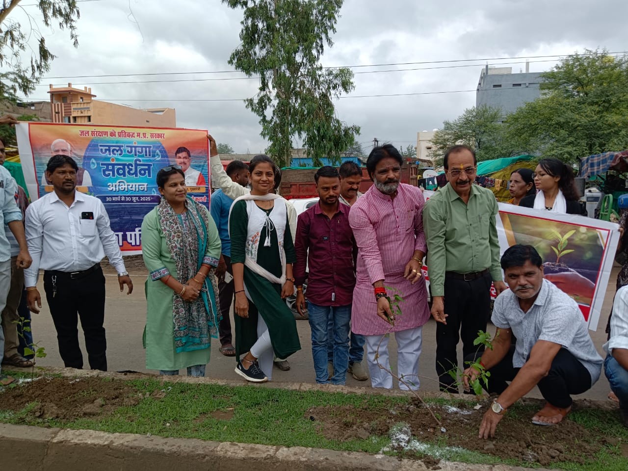 पौधे लगाने के लिए नपा अमला, नेता कर्मचारी व आम जन मौजूद रहे।