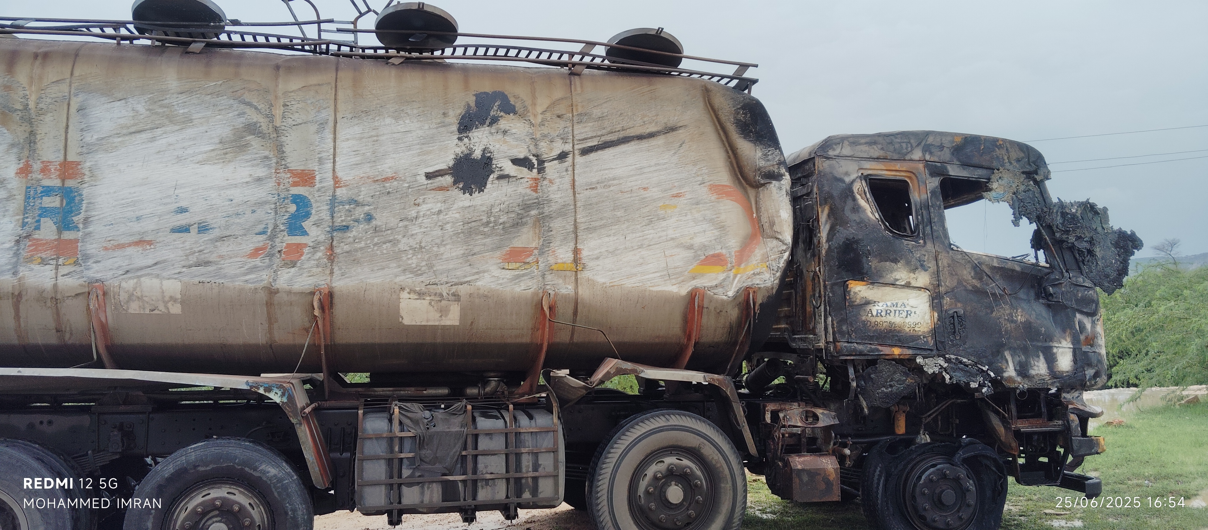 ट्रोले में लगी आग के कारण केबिन पूरी तरह जल गया।