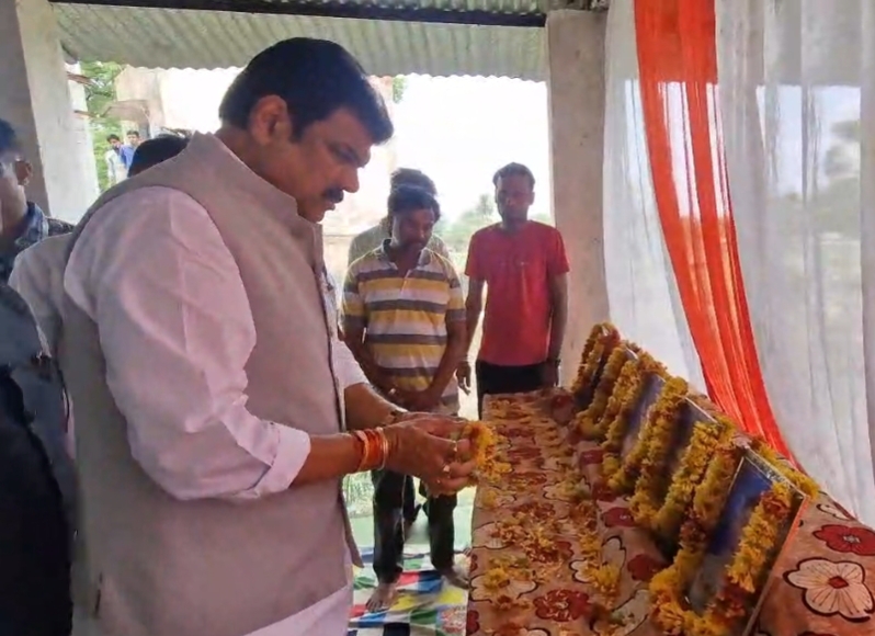 मृतकों को श्रद्धांजलि अर्पित करते प्रभारी मंत्री।