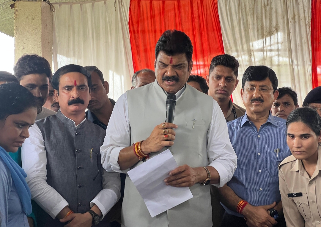 पीड़ित परिवारों से चर्चा करते प्रभारी मंत्री।