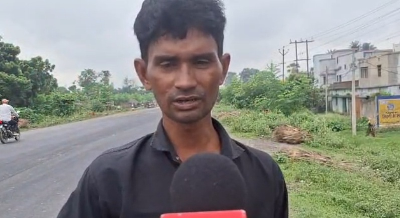 लोगों ने कहा कि कार पहले ठेला से टकराई है।