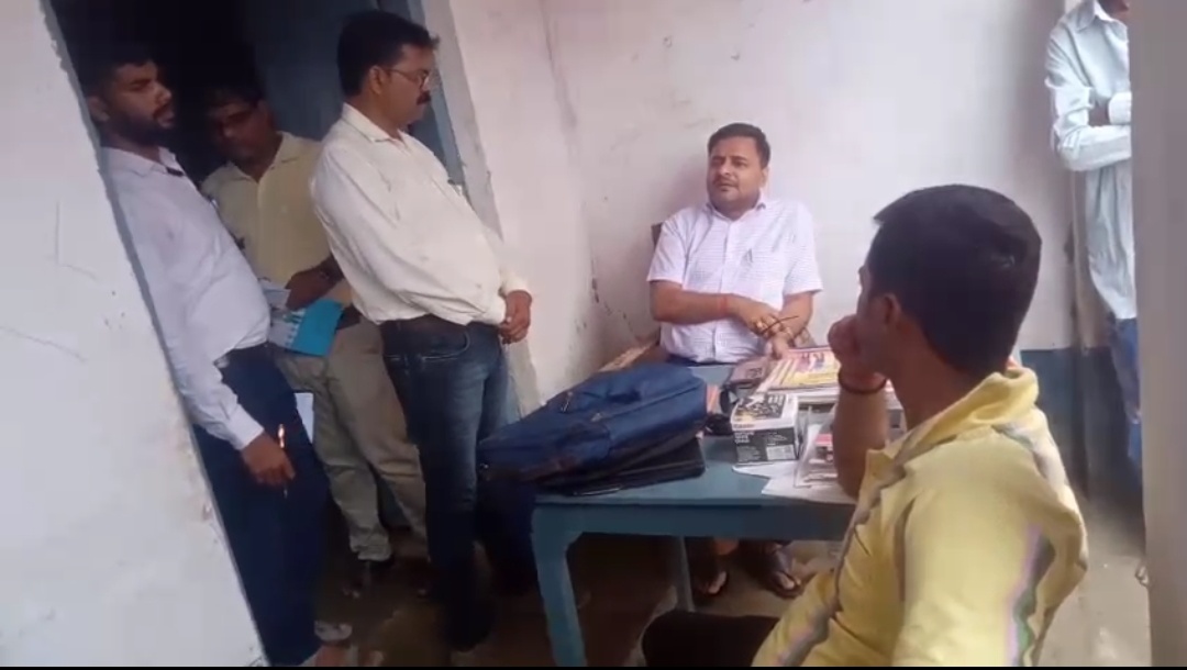 स्कूल में टीम ने की जांच-पड़ताल।