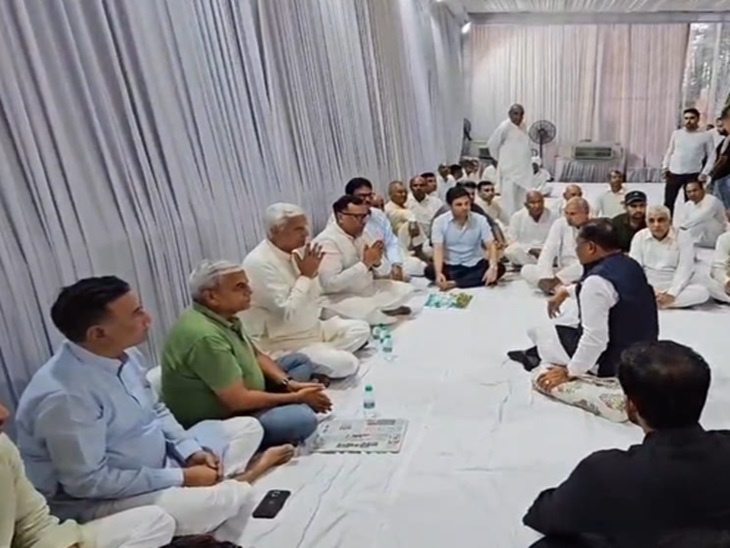 कैप्टन अभिमन्यु की माता परमेश्वरी देवी के निधन पर शोक प्रकट करने पहुंचे छत्तीसगढ़ के सीएम विष्णु देव सहाय।