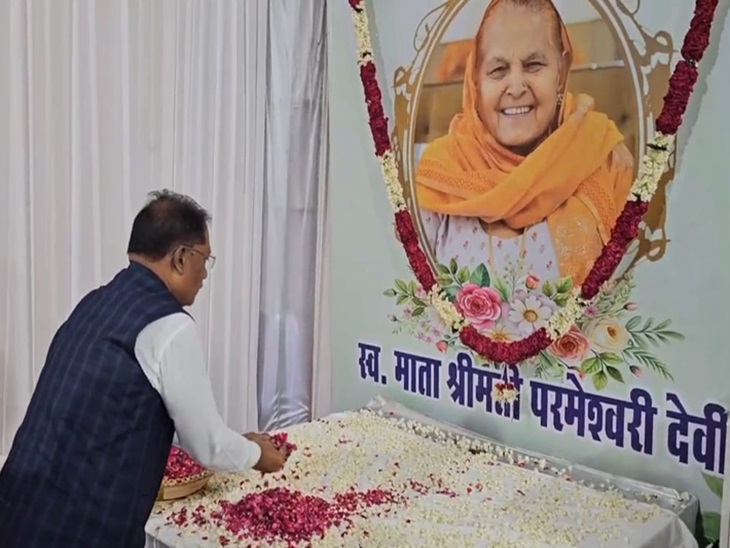 कैप्टन अभिमन्यु की माता परमेश्वरी देवी के चित्र पर पुष्प अर्पित कर श्रद्धांजलि देते छत्तीसगढ़ सीएम विष्णु देव सहाय।