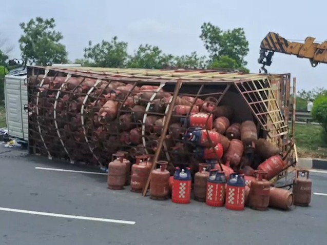 A vehicle loaded with LPG cylinders overturned in Mathura