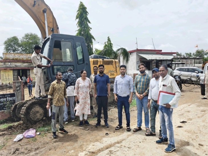 600 ट्रैक्टर अवैध रेत पकड़ाया है।