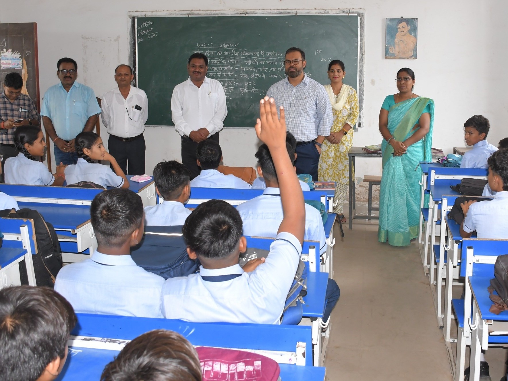 स्कूल का निरीक्षण करने पहुंचे कलेक्टर कुन्दन कुमार
