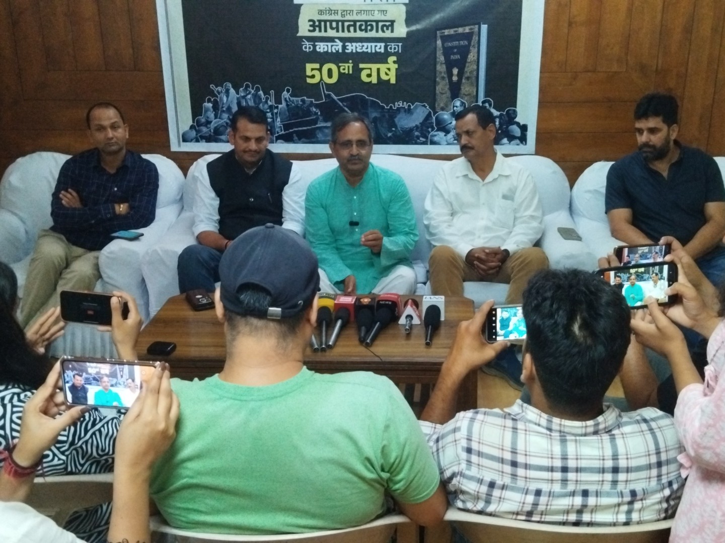 प्रेसवार्ता में जानकारी देते भाजपा विधायक व अन्य नेतागण।