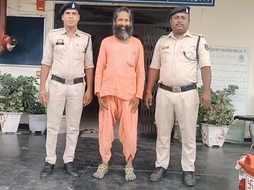 प्रज्ञागिरी पहाड़ी के पास तरुण अग्रवाल उर्फ सोनू (45 साल) जटाधारी साधु के वेश में रहकर आश्रम चलाता था। - Dainik Bhaskar