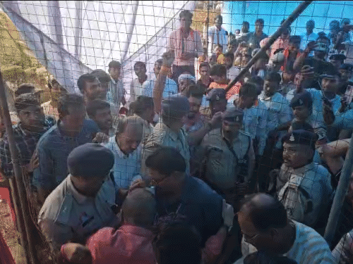 पुलिस ने पीएनएस एक्ट की धारा 172 के तहत सभी को गिरफ्तार किया था। लेकिन मुचलके पर सभी को छोड़ दिया गया है।