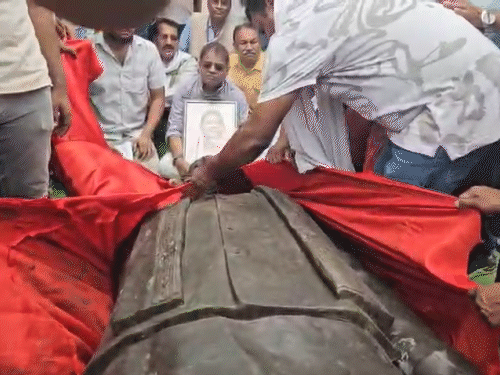 अजीत जोगी की प्रतिमा के पास बैठे हुए उनके बेटे अमित जोगी के साथ जेसीसीजे कार्यकर्ता।