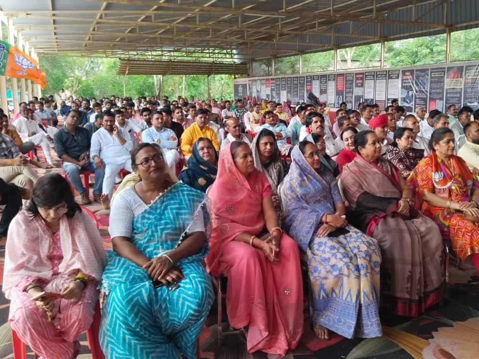 कार्यक्रम में महिलाओं की