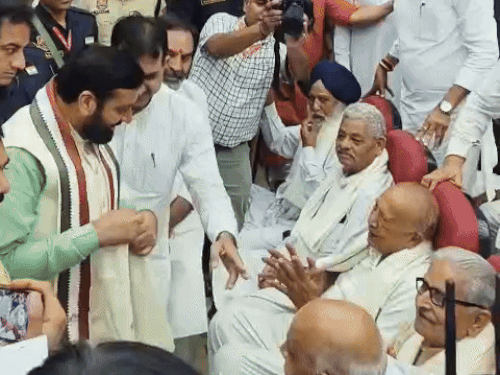 करनाल में इमरजेंसी के पीड़ितों को सम्मानित करते नायब सिंह सैनी।