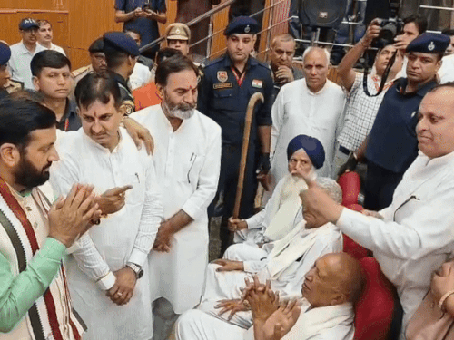 करनाल में इमरजेंसी की यातनाओं के बारे में सीएम नायब सैनी को बताता व्यक्ति। - Dainik Bhaskar