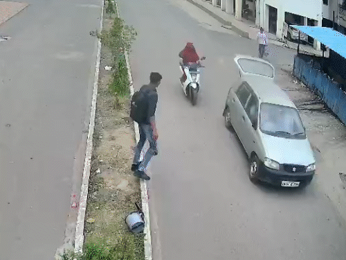 रायपुरा की इंद्रप्रस्थ कॉलोनी फेज-2 से गुजरती हुई दिख रही है कार। पीछे पेटी के अंदर सूटकेस में लाश थी