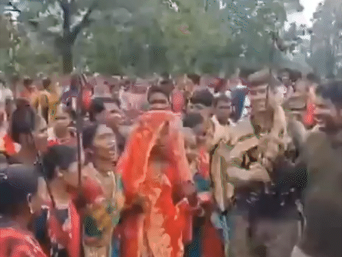 इस दौरान परिजन, दुल्हन और ग्रामीणों के साथ अफसर जमकर थिरके।