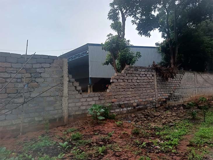 हाथी ने राईसमिल की बाउंड्रीवाल को तोड़ा और वहां से चले गया।