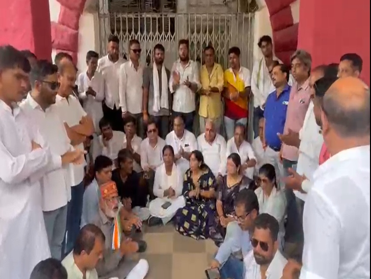 जिला प्रशासन द्वारा संविधान हत्या दिवस के आयोजन पर कांग्रेस कार्यकर्ताओं ने किया विरोा